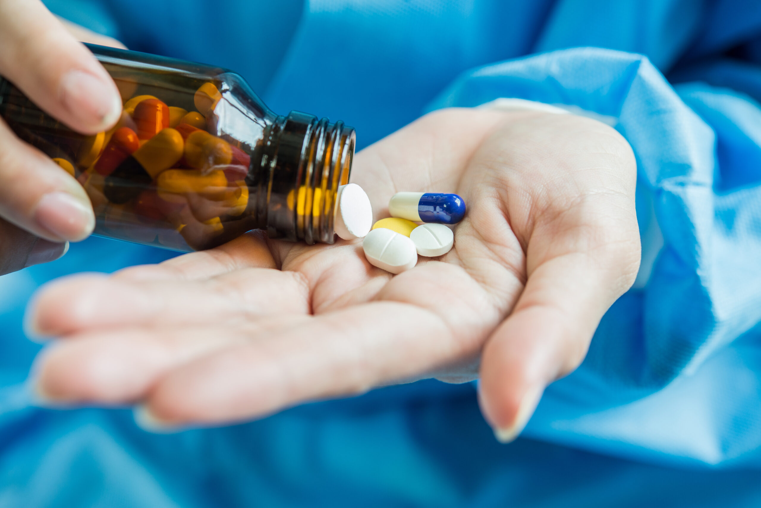 can chiropractors prescribe drugs